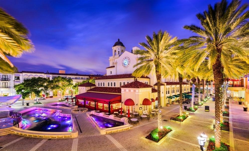 West Palm Beach, Florida, USA cityscape and plaza.